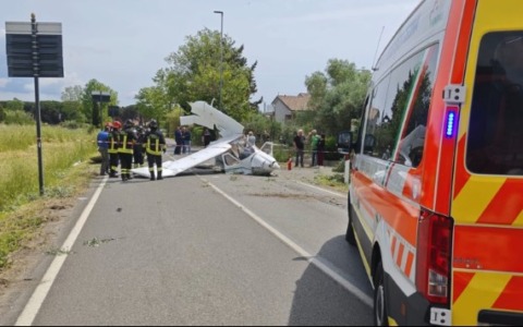 Ultraleggero precipita sull’asfalto e colpisce un’auto: nessun ferito