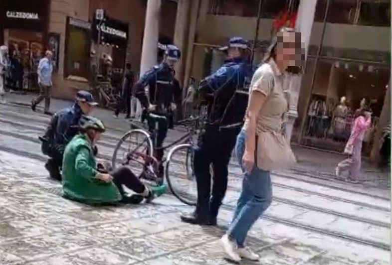 Un altro ciclista cade a ridosso dei binari del tram, questa volta in via Indipedenza