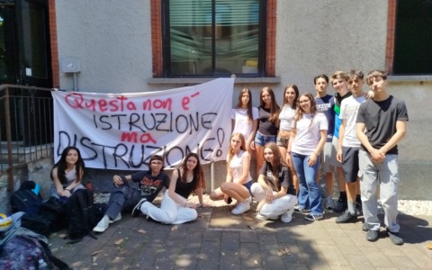 Una classe spezzata in due: al Quasimodo è sciopero