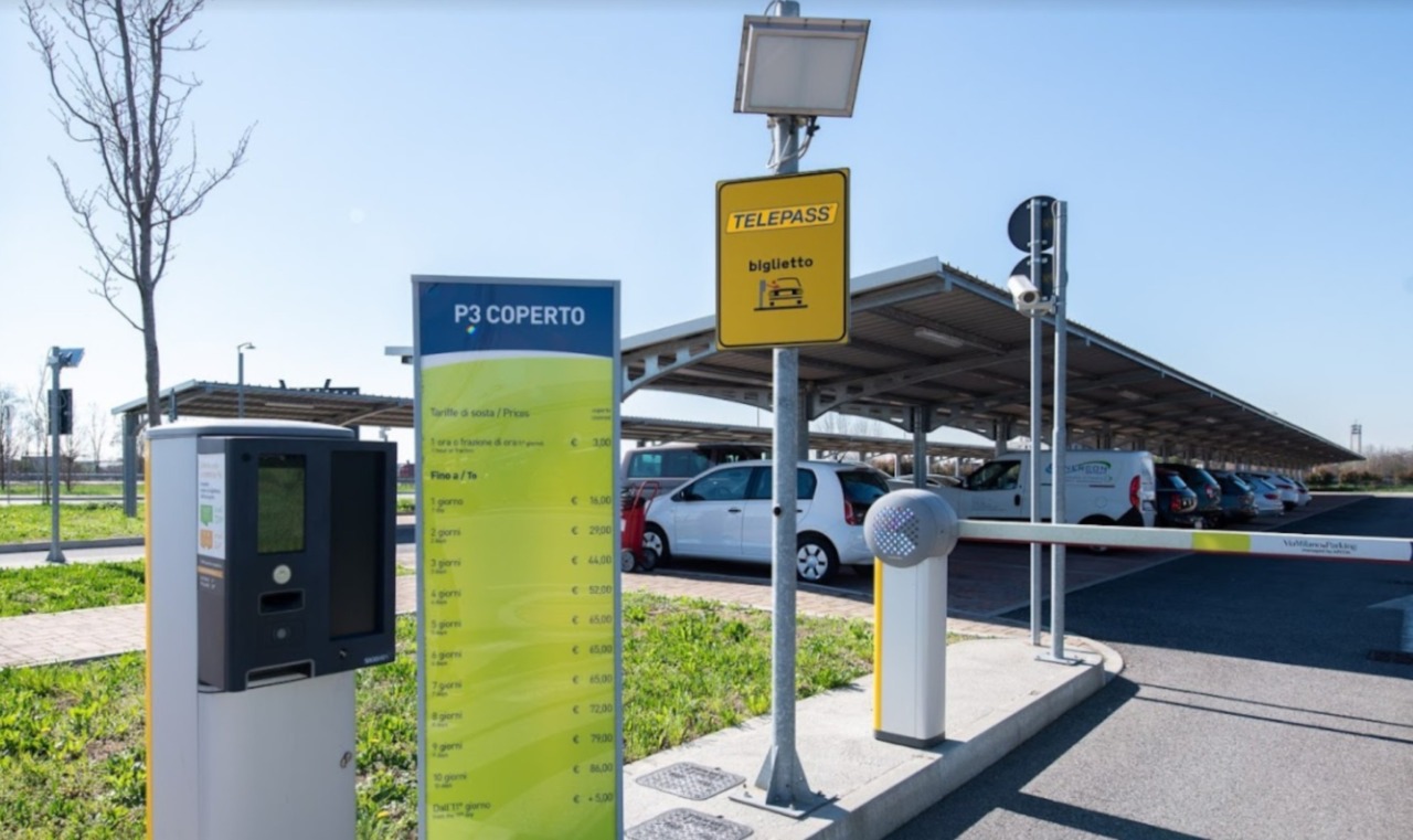 Un’altra automobile smontata al parcheggio P3 dell’aeroporto di Orio al Serio