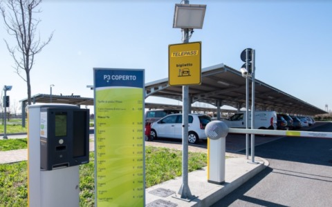 Un’altra automobile smontata al parcheggio P3 dell’aeroporto di Orio al Serio