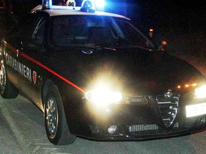 Uomo armato di coltello: arrestato durante una lite in piazza