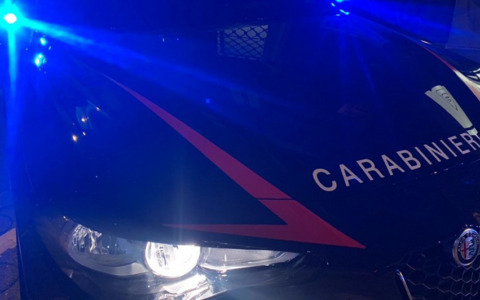 Uomo rapinato in Borgo Palazzo: un maranza gli ha strappato la collana d’oro, poi ha urlato «Scusa bro»