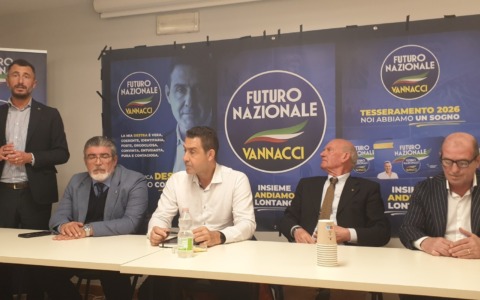 Vannacci a Novara benedice l’ingresso degli “ex FdI” in Futuro Nazionale