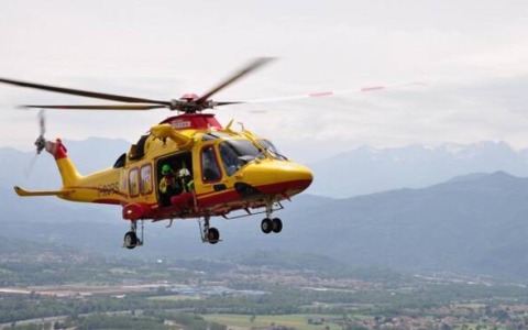 Ventenne si schianta con l’auto contro un albero a Castelnuovo Scrivia: è grave