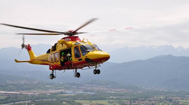 Ventenne si schianta con l’auto contro un albero a Castelnuovo Scrivia: è grave
