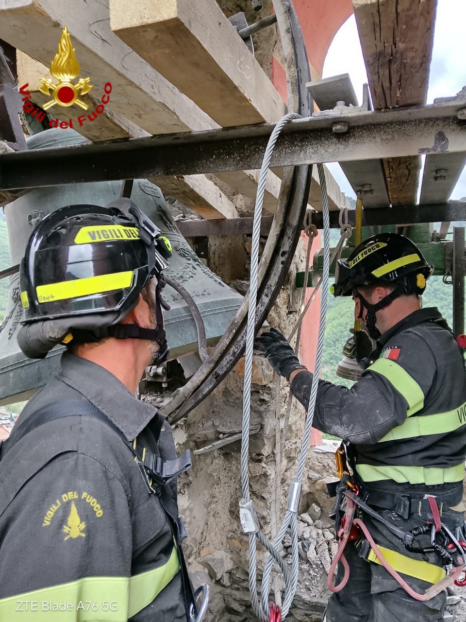 Vigili del Fuoco al lavoro sul campanile colpito dal fulmine