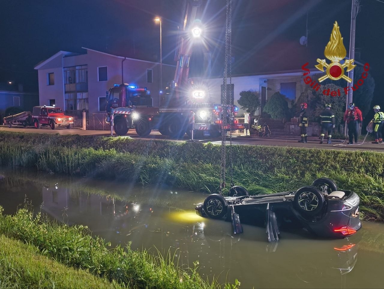 Villadose, auto si ribalta in un canale: famiglia riesce a salvarsi