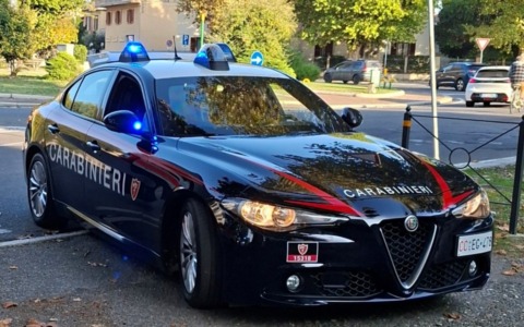 Violenta lite in centro a Mede: 20enne minaccia la fidanzata con un coltello