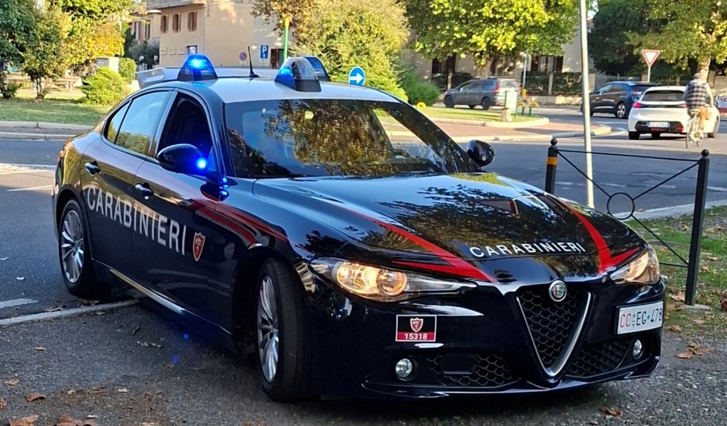 Violenta lite in centro a Mede: 20enne minaccia la fidanzata con un coltello