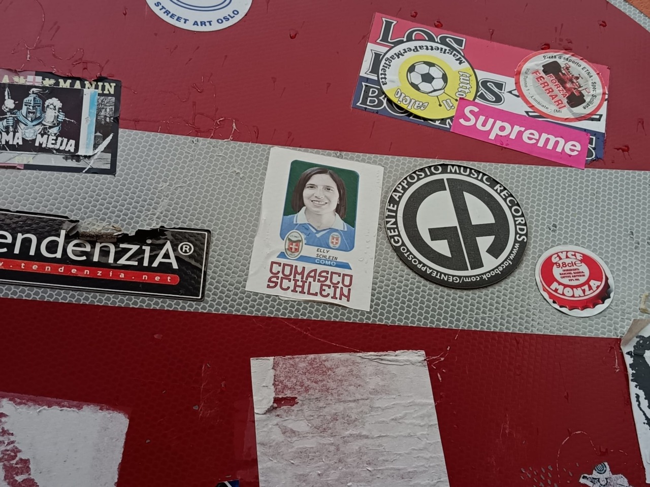 Volantini e adesivi “Comasco Schlein”, tifoso del Monza indagato per odio razziale