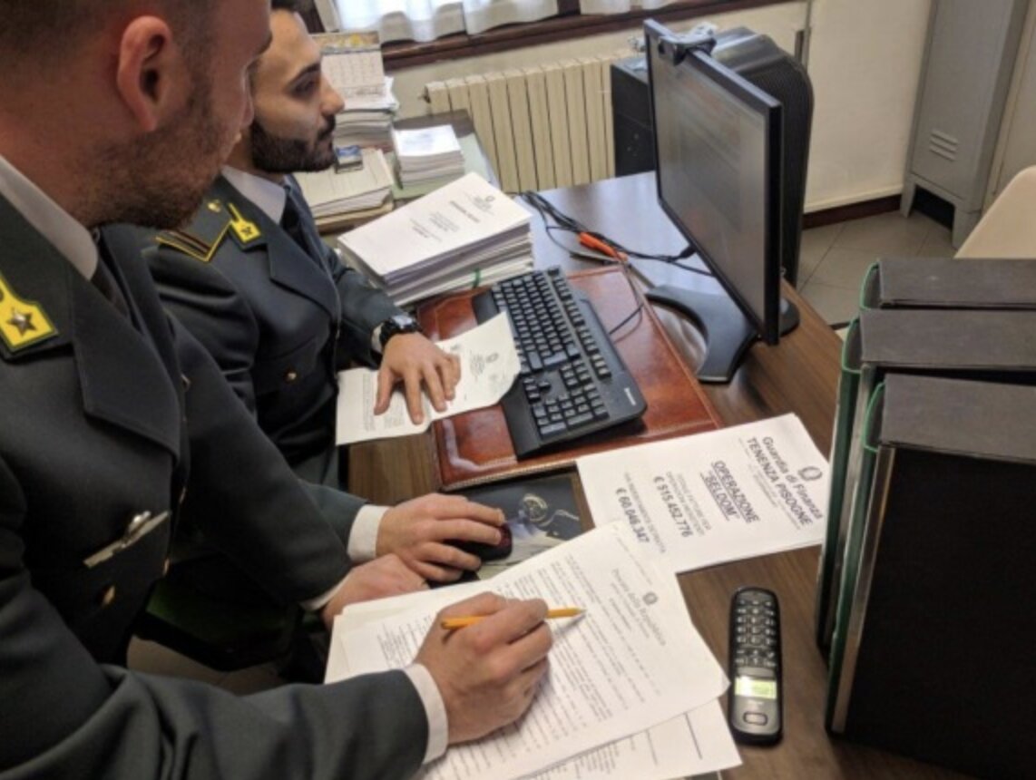 Volevano estromettere l’imprenditore dalla gestione dell’azienda e privarlo del suo patrimonio: la Gdf sequestra oltre 14 milioni di euro