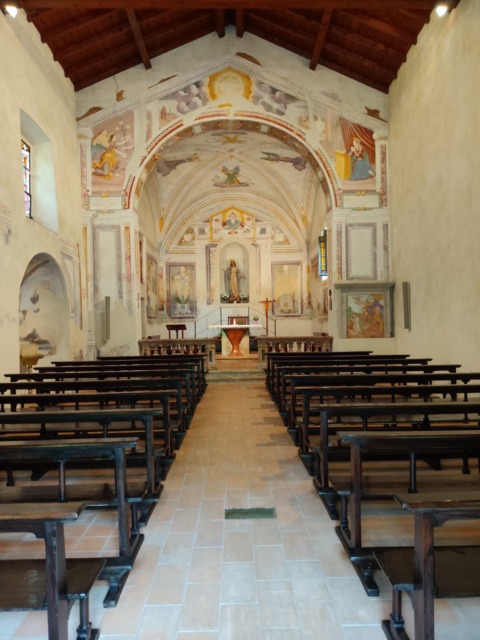 Volontari falegnami per la chiesa: La Compagnia restaura le panche