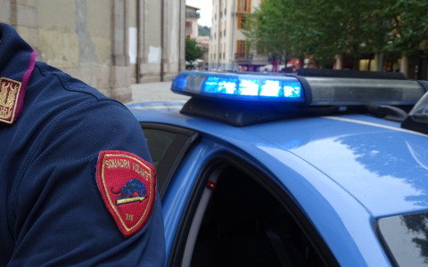 Vuole farla finita buttandosi da un ponte: la Polizia di Verbania la ferma