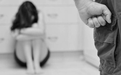 10 anni di maltrattamenti mai denunciati: la storia di una donna salvata dalla propria madre