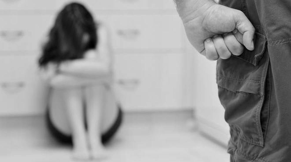 10 anni di maltrattamenti mai denunciati: la storia di una donna salvata dalla propria madre