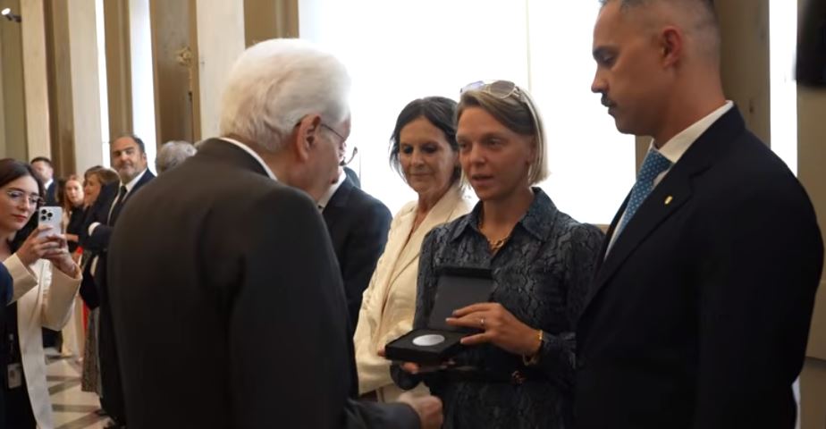 2 giugno, Arianna Fontana regala una medaglia olimpica al presidente Mattarella. VIDEO