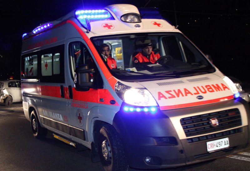 22enne investita mentre attraversa la strada: è grave