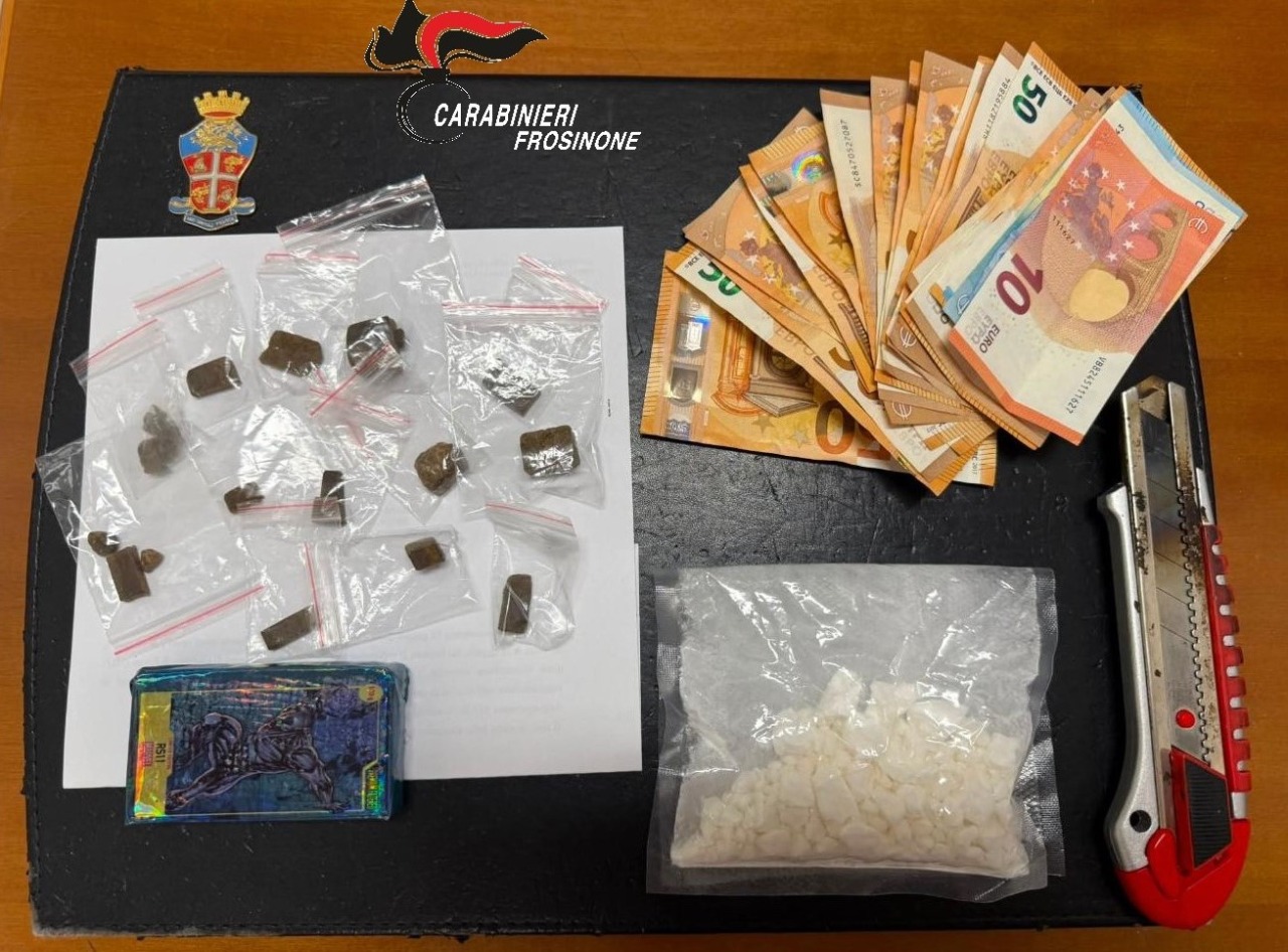 54enne arrestato: in casa cocaina, hashish e 1.000 euro in contanti