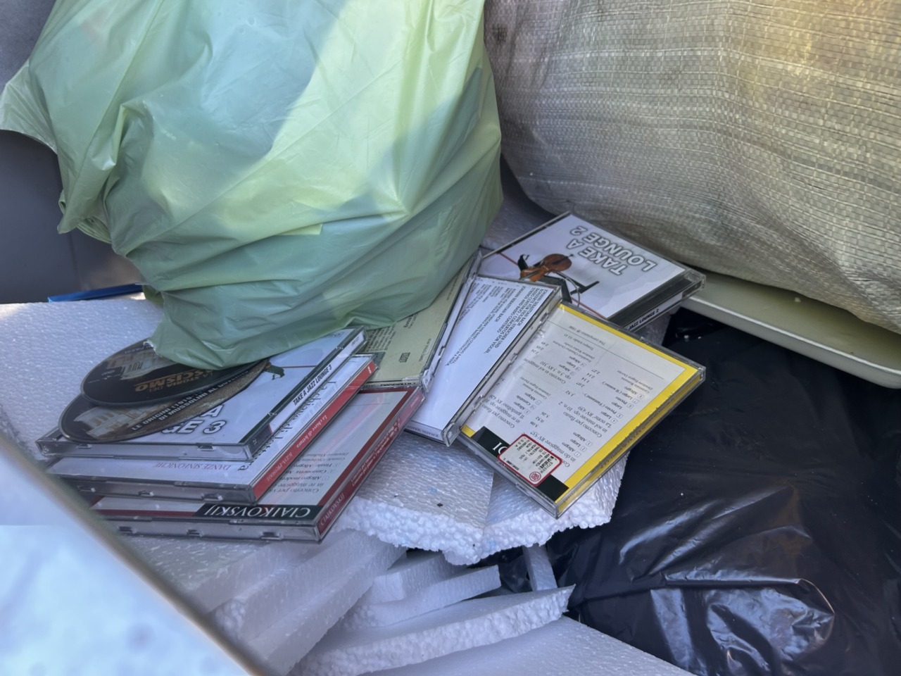 A 100 metri dal centro multiraccolta, nel bidone della plastica c’è chi svuota un’intera collezione di cd musicali…