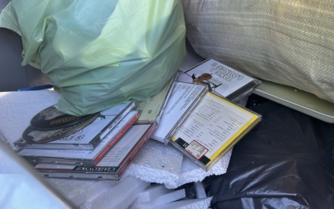 A 100 metri dal centro multiraccolta, nel bidone della plastica c’è chi svuota un’intera collezione di cd musicali…