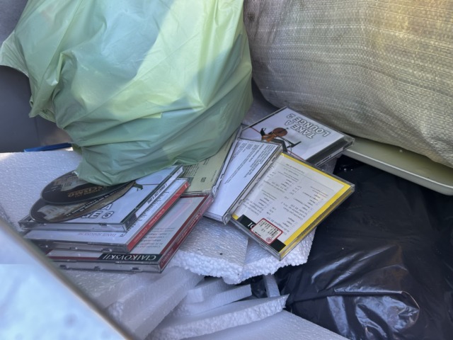 A 100 metri dal centro multiraccolta, nel bidone della plastica c’è chi svuota un’intera collezione di cd musicali…