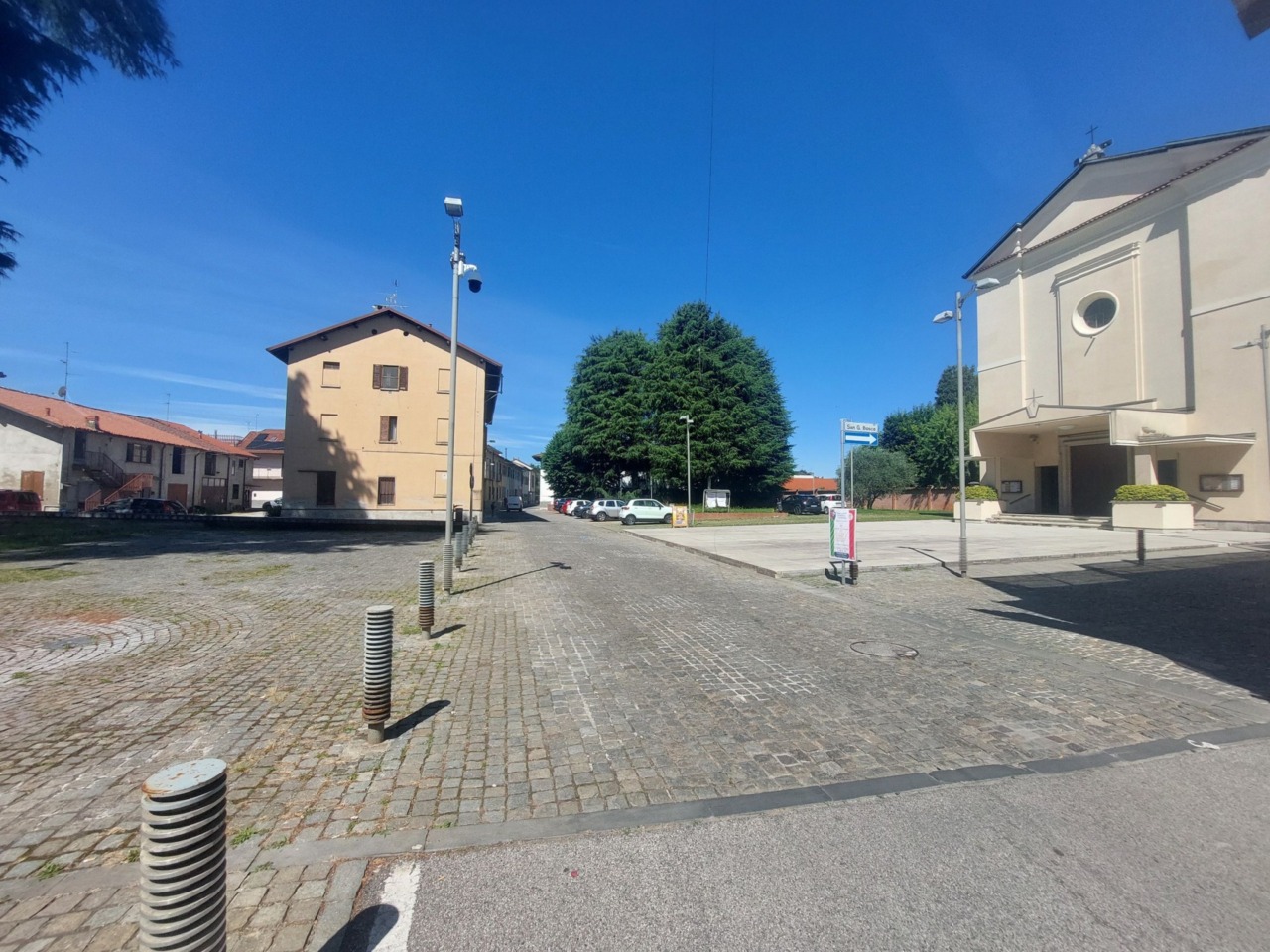 A Birone, nuova pavimentazione sulla piazza della chiesa