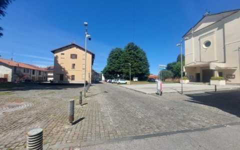 A Birone, nuova pavimentazione sulla piazza della chiesa
