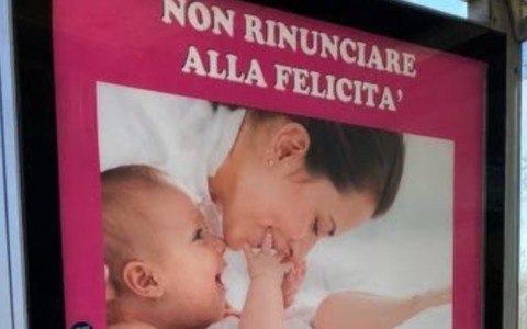 A Cremona è polemica sulla rimozione di un manifesto pro life: “Censura politica”