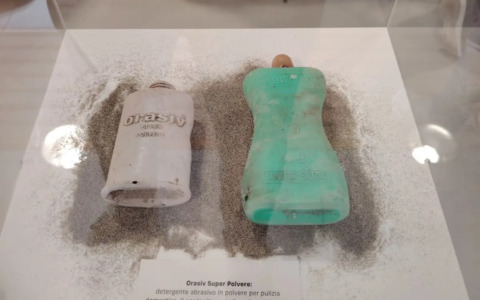 A Milano esiste un museo della plastica che racconta l’impatto ambientale delle nostre azioni
