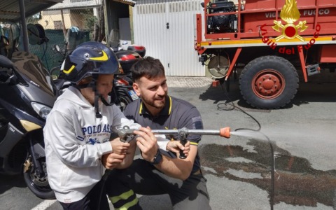 A scuola con i Vigili del Fuoco: 150 bambini ospiti del distaccamento di Chiavari