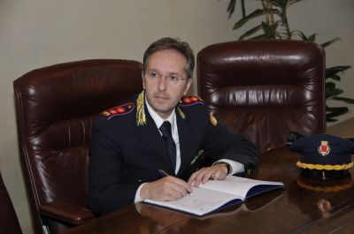 Abbandona i rifiuti per strada, gli agenti della Polizia Locale gli ritirano la patente