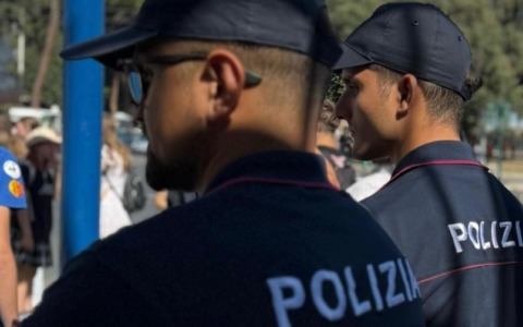 Accoltellato e lasciato in strada, maxi-rissa tra dieci giovani