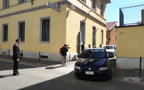 Accoltellò un 22enne durante una rapina: arrestato un sedicenne