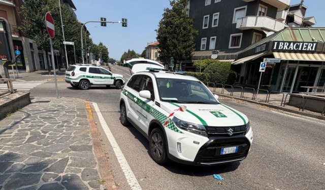 Accusa un malore alla guida e si scontra contro un albero: grave un 47enne