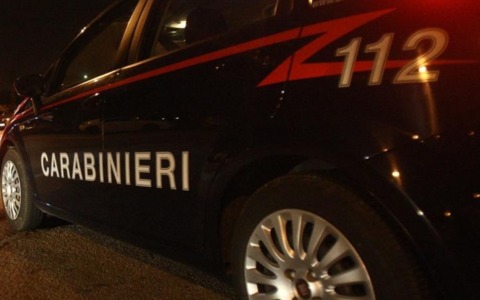 Aggredisce e butta a terra un carabiniere donna: due arresti
