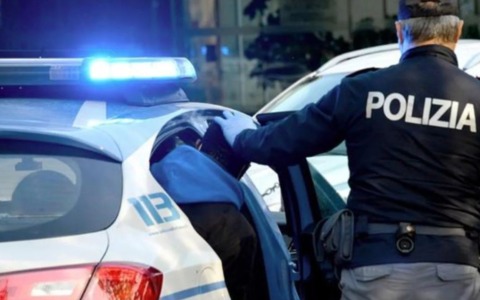 Aggredisce e violenta l’ex collega dopo averla attirata con la scusa di parlare di lavoro: arrestato 26enne