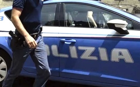 Aggredito con violenza per un marsupio: arrestato un 27enne