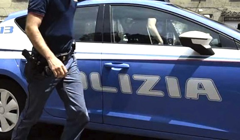 Aggredito con violenza per un marsupio: arrestato un 27enne