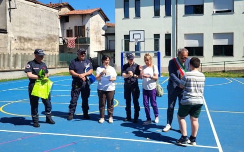 Agli alunni di Primaria e Infanzia consegnata la “patente del pedone”