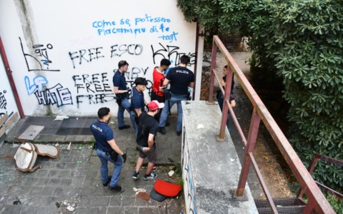Albergo Italia, scatta lo sgombero: fermate 14 persone