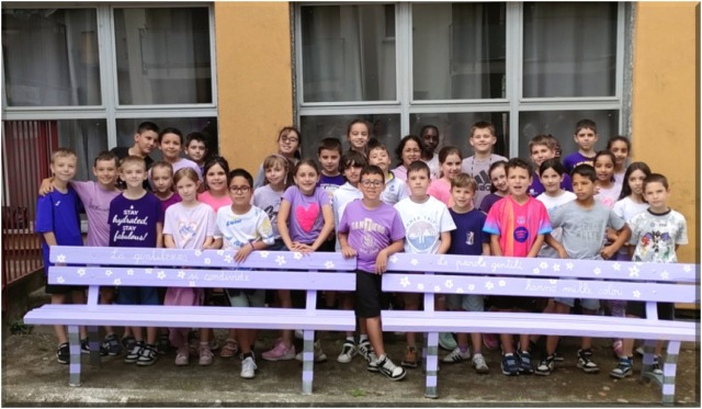 Alla scuola di Regoledo inaugurate le panchine della gentilezza