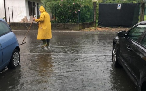 Allagamenti continui a Basella, i residenti di via Colleoni esasperati: “Intervenite”
