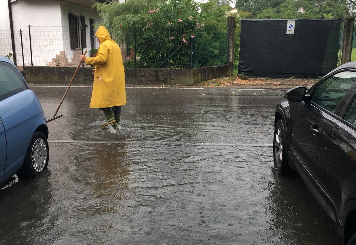 Allagamenti continui a Basella, i residenti di via Colleoni esasperati: “Intervenite”