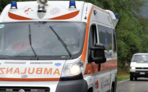 Alta tensione a Prato: tir contro gli operai