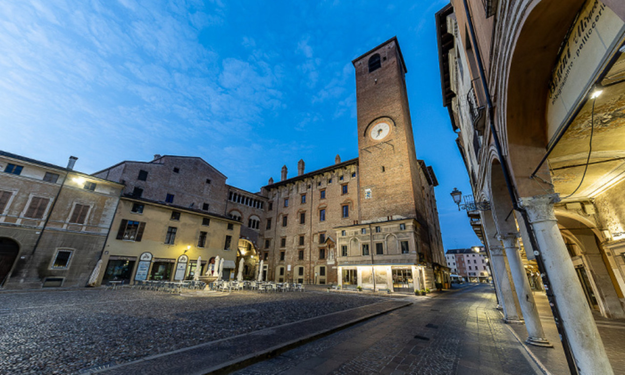 Ancora una rissa in piazza Broletto, tavolini e seggiole usati come armi