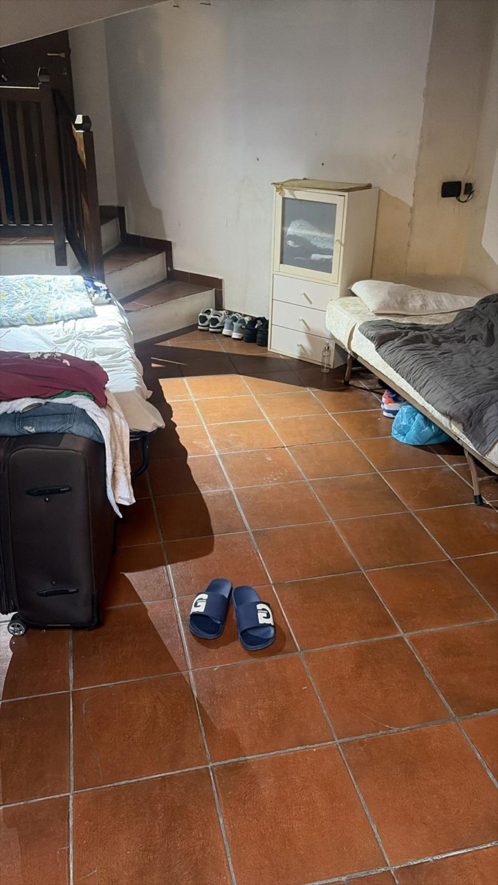 Appartamento trasformato in un dormitorio abusivo: scoperti 14 posti letto e un sottoscala adattato a cucina