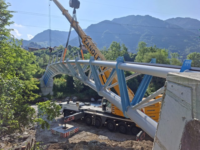 Posizionato il ponte ciclopedonale da 60 tonnellate che unisce le sponde del Serio ad Ardesio