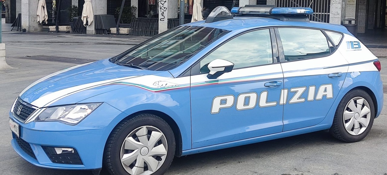 Armato di mannaia distrugge la porta di casa della ex: arrestato