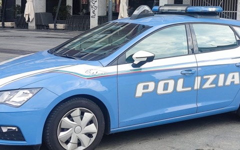 Armato di mannaia distrugge la porta di casa della ex: arrestato
